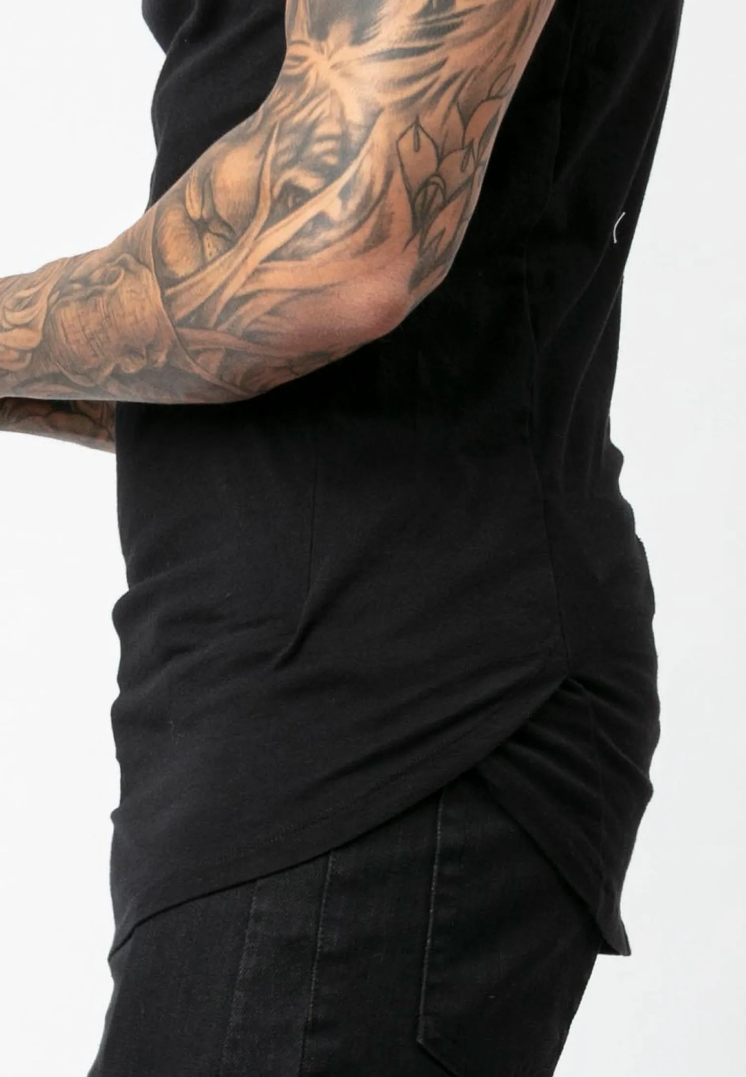 ESSENTIAL SWAG CURVED HEM BLACK T-SHIRT